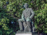 Кметът Фандъкова поднесе цветя пред паметника на поета Иван Вазов в София