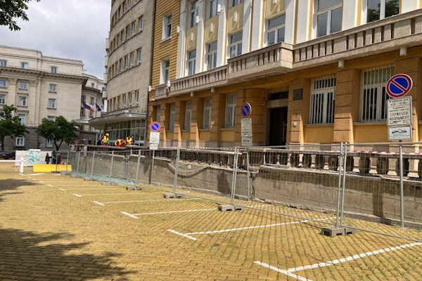 Започва възстановяване на парапета и прилежащите площи пред сградата на Държавна агенция „Архиви“