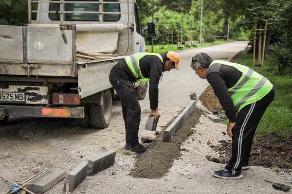 Очакваме до средата на юни да приключи обновяването на парк „Надежда“ с нови алеи и пейки