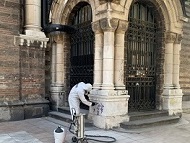 Екипи на Столичния инспекторат почистват графити в центъра на София