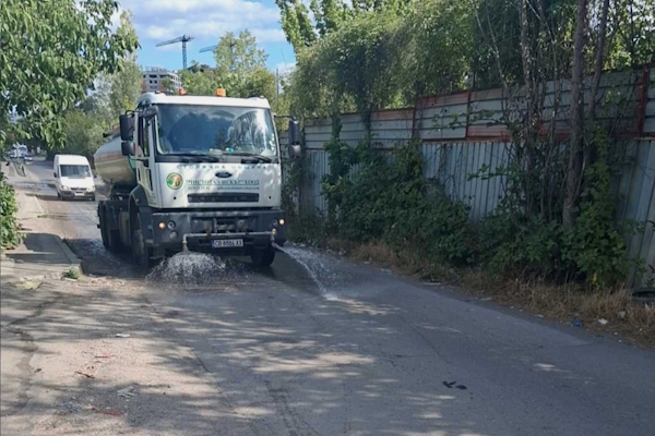 Столичната община мие ул. „Житница“ след пожара в кв. „Факултета“