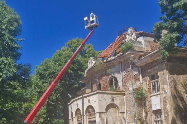Столичната община започна аварийно временно укрепване на покрива на баня „Горна баня“