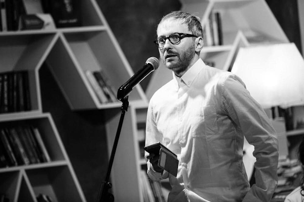 След повече от две десетилетия начело на Театър „София“ Ириней Константинов се пенсионира, Столичната община назначава временно Стефан Иванов