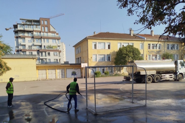 Столичната община обновява пътната маркировка и мие училищни дворове преди Първия учебен ден
