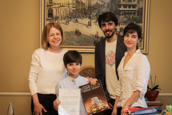 Кметът на София Йорданка Фандъкова се срещна с Иво Кирков – детето, прието с най-висок резултат в МЕНСА България
