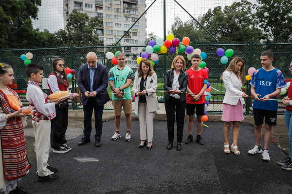 Кметът на София Йорданка Фандъкова откри новоизградена спортна площадка в двора на  15. СУ „Адам Мицкевич“