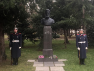 Кметът Фандъкова поднесе цветя на паметника на Христо Ботев в 