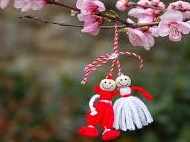 В „Дом за пълнолетни лица със сетивни нарушения“ Баба Марта ще пристигне с много песни и танци под мотото: „Да вържем мартеничка“