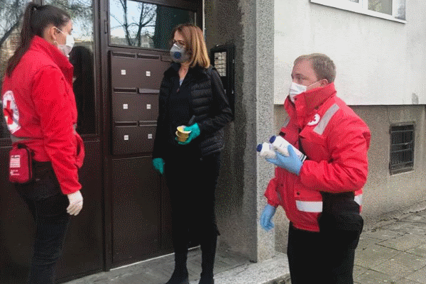Кметът на София Йорданка Фандъкова се включи в доставките с екипите на общината и доброволци
