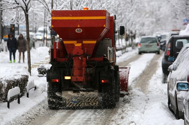 Над 90 снегопочистващи машини извършиха обработки в София тази нощ