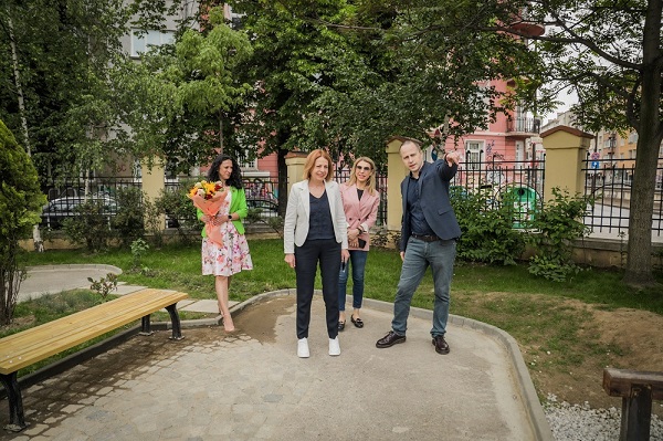 Споделено зелено пространство и класна стая на открито са създадени в двора на 20. училище „Тодор Минков“