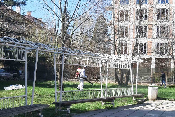 Продължава извършването на обработки на зелени площи срещу кърлежи