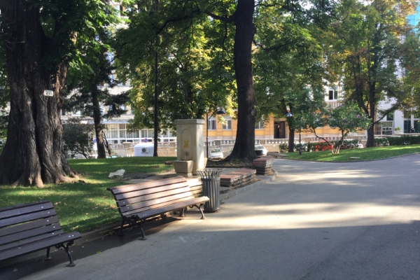 Продължава забраната за събиране на хора на едно място и за разходки в парковете и градските градини