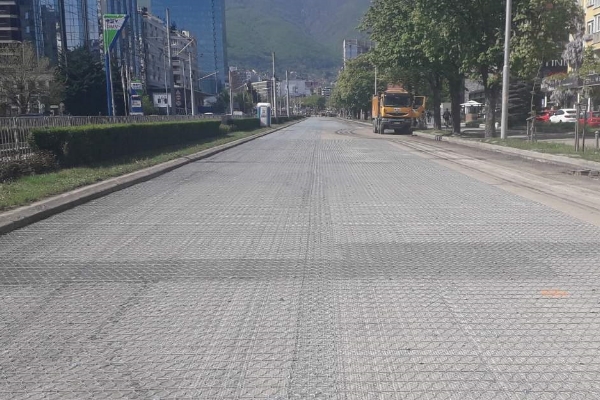 Започна полагането на стоманената мрежа на бул. “България“ в участъка от бул. “Гоце Делчев“ до ул. “Тодор Каблешков“