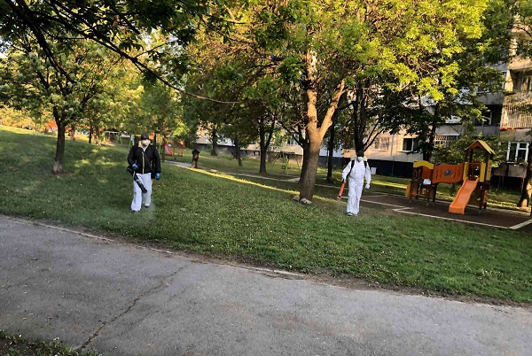 Обработват зелените площи срещу кърлежи в София