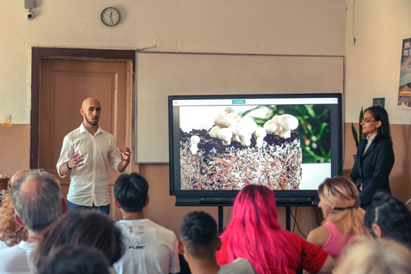 Устройството за отглеждане на гъби в домашни условия бе представено в Професионалната гимназия по селско стопанство „Бузема“