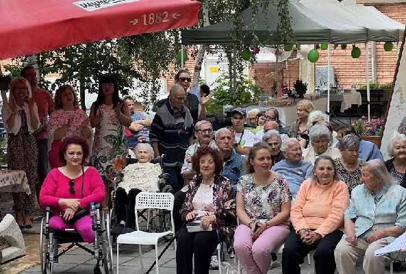 Зам.-кметът Албена Атанасова посети ежегодния празник в Дома за стари хора „Зона Б-5“