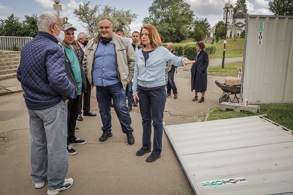 Кметът на София Йорданка Фандъкова провери организацията на работа за изграждане на фитнес на открито в парка на „Дружба“