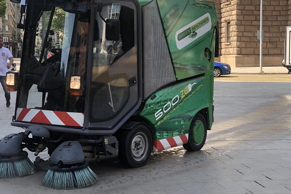 Електрически мотометачки почистват велoалеи и тротоари в София