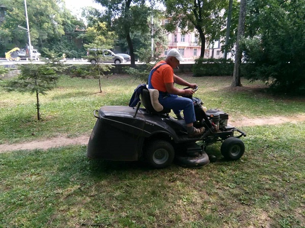 Приключва второто косене за този месец в централните зони на столичните паркове