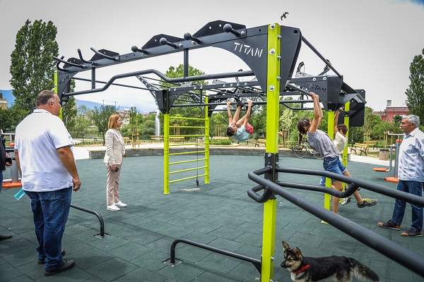 Йорданка Фандъкова провери изграждането на детски и спортни площадки в парка на езерото Дружба
