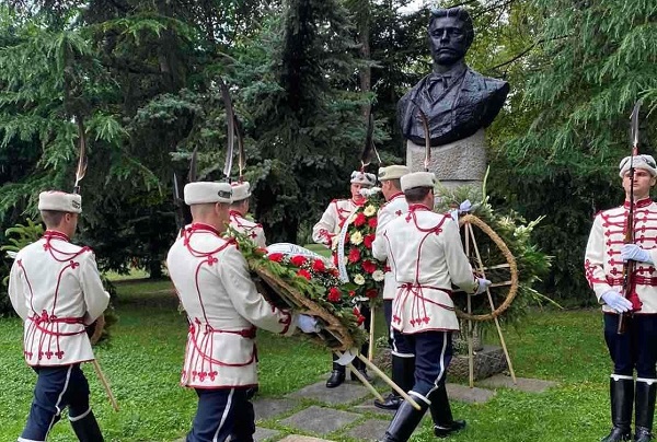 183-тата годишнина от рождението на Васил Левски отбелязахме с венци и цветя пред паметника на Апостола на свободата