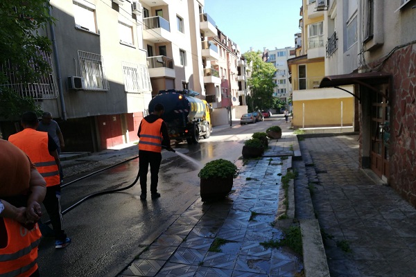 Продължава извършването на дейности по миене на улици и дезинфекция