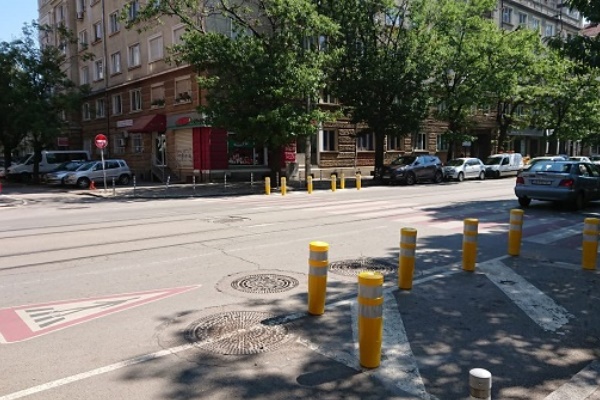 Столична община започна монтажа на физически ограничители в зоните преди пешеходните пътеки