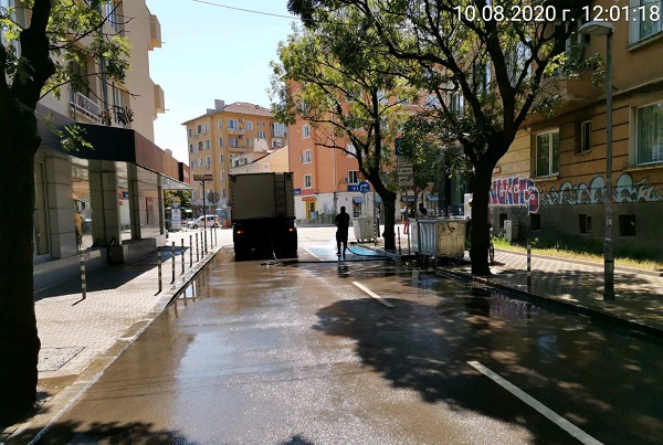 Изпълнява се миене на улици по карета в столични райони