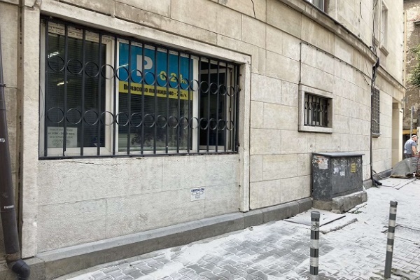 Екип на Столичен инспекторат почисти фасадата на Дома на военноинвалидите в София