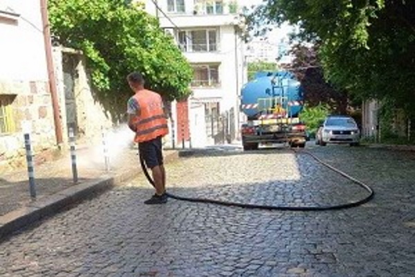 Започва миенето на карета на улици в район „Оборище“