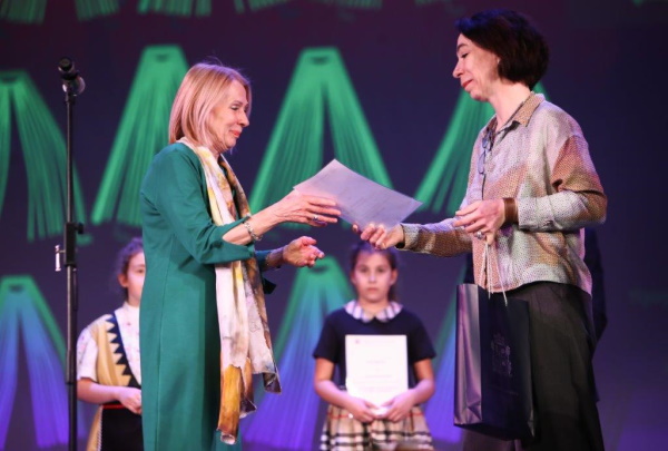 Зам.-кметът Яна Генова връчи наградите на най-активните четящи деца през 2023 г. на откриването на „Походът на книгите“